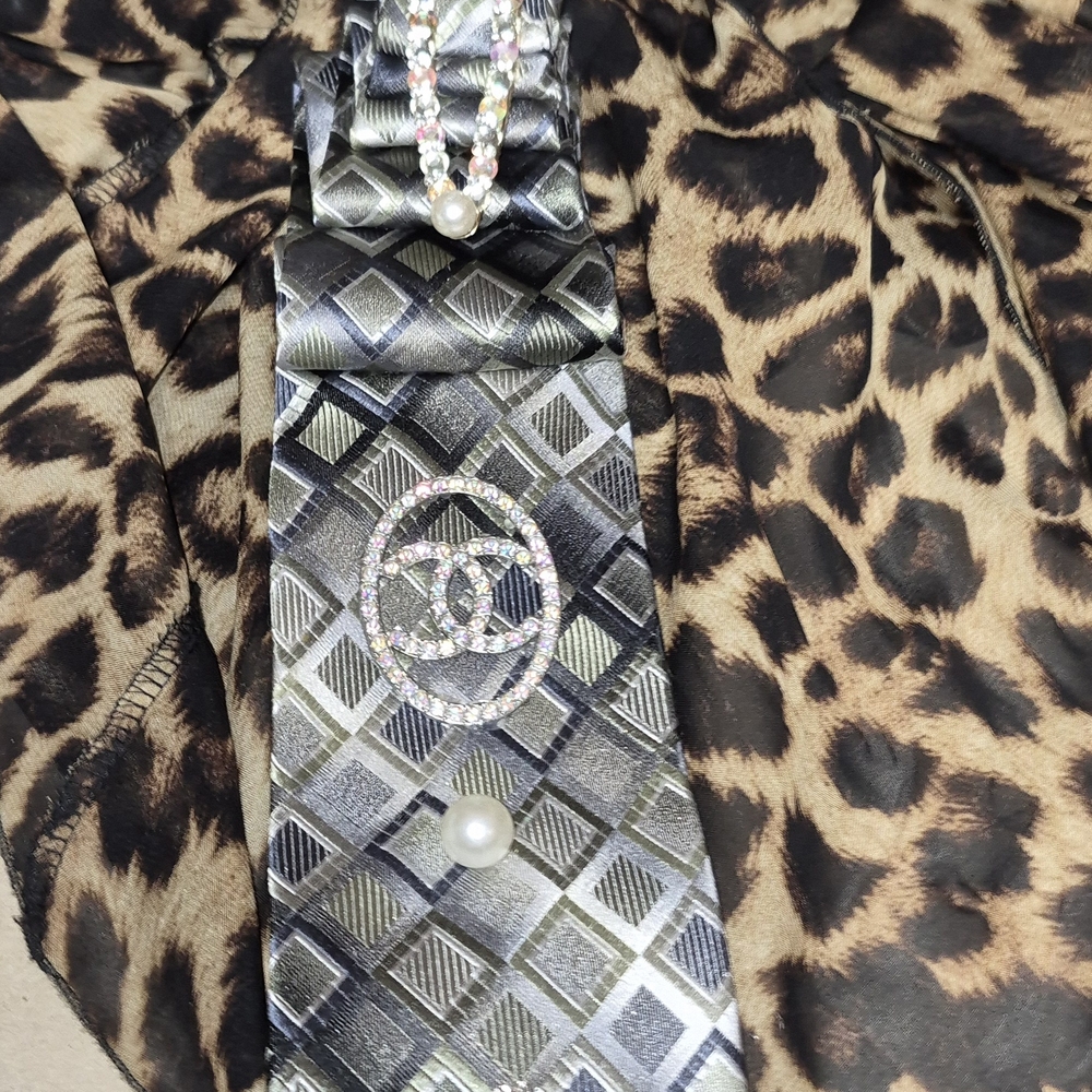 Women's Chic Silver and Black Geometric Necklace Tie